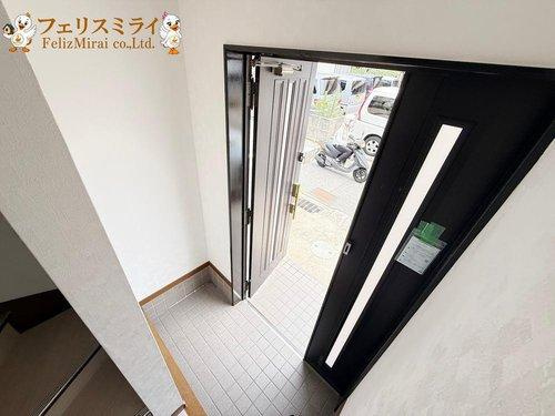 神戸市垂水区北舞子１丁目の玄関|■現地写真■
玄関は広くゆったり♪採光たっぷり◎