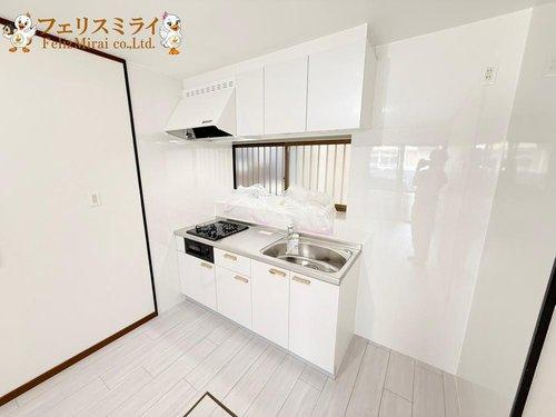 神戸市垂水区北舞子１丁目のキッチン|■現地写真■
吊戸棚もあって収納豊富◎