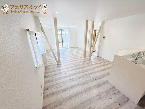 神戸市垂水区青山台３丁目１-２０の居間・リビング|■現地写真■
日当たり抜群で明るいリビングです♪
部屋の中心あたりにオシャレな間接照明もありますよ♪
