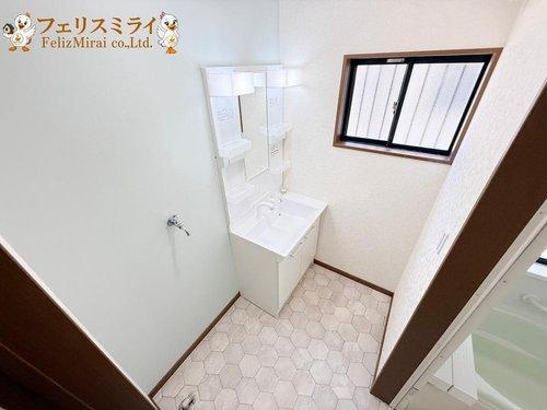 神戸市垂水区青山台３丁目１-２０の洗面所|■現地写真■
新調済みの洗面化粧台♪
収納棚を置けるスペースがたっぷりあります♪