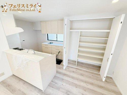 神戸市垂水区青山台３丁目１-２０のキッチン|■現地写真■
キッチンにはカップボードやパントリーもあります♪