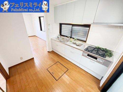 神戸市垂水区乙木２丁目１２-６のキッチン|■現地写真■
天板の広いキッチンの上には収納が完備されております♪