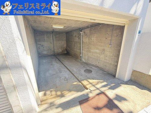 神戸市垂水区乙木２丁目１２-６の駐車場|■現地写真■
堀込車庫は、当社スタッフの実寸で
高さ約１.９ｍ
横幅約２.６ｍ
奥行約５．５ｍ
となっており、比較的ゆったりとしております♪