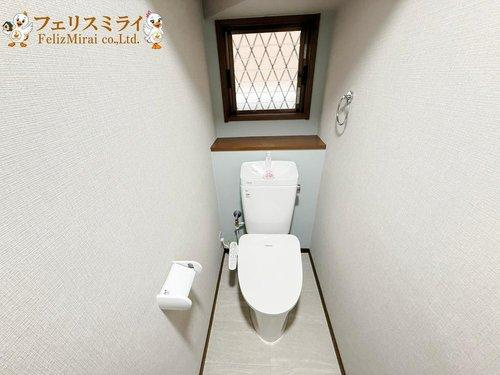 神戸市垂水区下畑町196-24のトイレ|■現地写真■
節水ウォシュレット♪便ふたオート開閉で清潔＆快適です♪節水機能もありお掃除楽々凸凹も少ないです♪