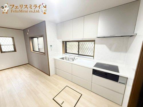 神戸市垂水区下畑町196-24のキッチン|■現地写真■
キッチンの上部には収納がついていますので大変、便利に御活用頂けます♪