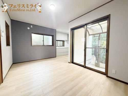 神戸市垂水区下畑町196-24の居間・リビング|■現地写真■
グレーの壁紙がお洒落です♪