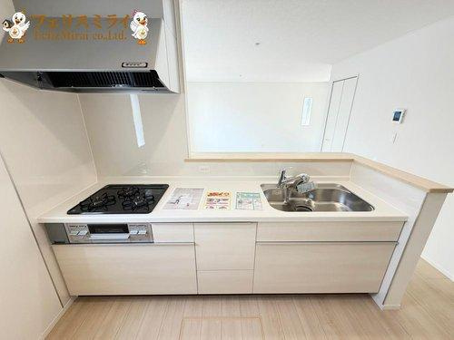 　のキッチン|■現地写真・２号棟■
広さがあるキッチンでございます。
お料理もしやすい広さとなっております♪