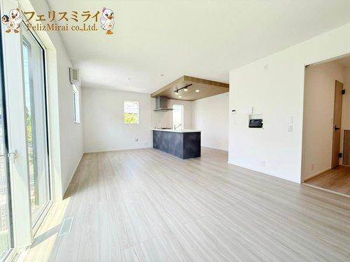 LiGNAGE　神戸市北区広陵町３丁目　１棟の居間・リビング|■現地写真■
明るいリビング♪
ペアガラスなので防音・断熱もばっちりです♪