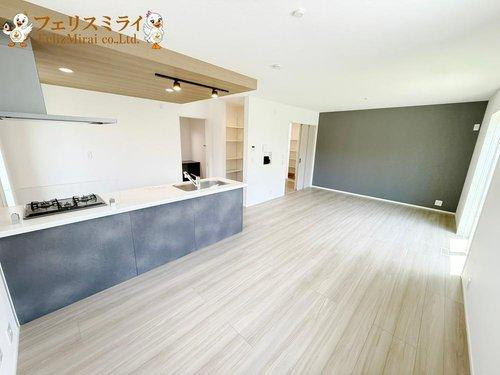 LiGNAGE　神戸市北区広陵町３丁目　１棟の居間・リビング|■現地写真■
広々１８帖のＬＤＫ♪
アクセントクロスがオシャレです◎