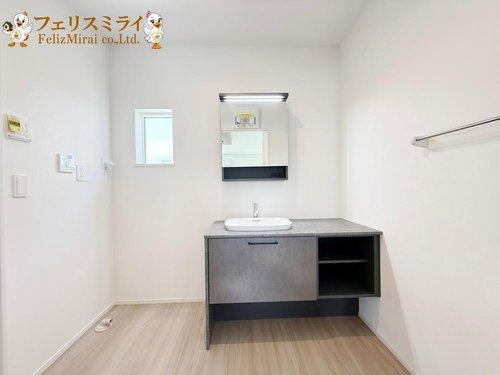 LiGNAGE　神戸市北区広陵町３丁目　１棟の洗面所|■現地写真■
造作風の洗面化粧台◎
大きな洗面化粧台◎