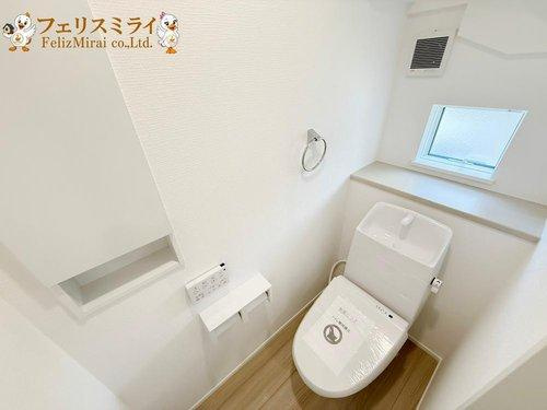 LiGNAGE　神戸市北区広陵町３丁目　１棟のトイレ|■現地写真■
節水ウォシュレット♪便ふたオート開閉で清潔＆快適です♪節水機能もありお掃除楽々凸凹も少ないです♪