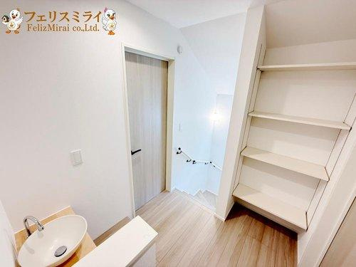 LiGNAGE　神戸市北区広陵町３丁目　１棟の内装|■現地写真■
家族に優しい手すり付き階段♪手すりには安全のほかにも身体への負担の軽減という大きな役割があります♪