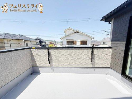 LiGNAGE　神戸市北区広陵町３丁目　１棟のバルコニー|■現地写真■
日当たり良好♪ワイドバルコニーで家族の洗濯物がたくさんほせます♪