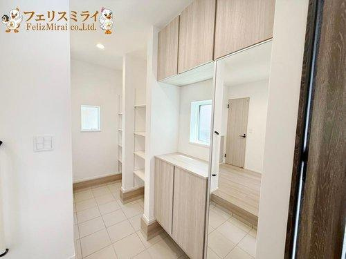 LiGNAGE　神戸市北区広陵町３丁目　１棟の玄関|■現地写真■
たっぷり収納できるシューズボックス♪