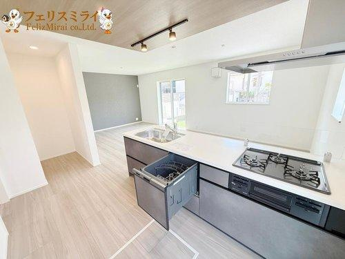 LiGNAGE　神戸市北区広陵町３丁目　１棟のキッチン|■現地写真■
食洗器完備の広々キッチン♪