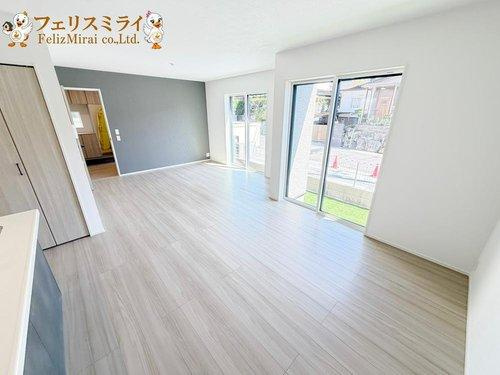 LiGNAGE　神戸市北区広陵町２丁目　１棟の居間・リビング|■現地写真■
LDK広々１８．５帖
南側に大きな窓が２面あり。