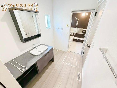 LiGNAGE　神戸市北区広陵町２丁目　１棟の洗面所|■現地写真■
造作風の洗面化粧台◎
大きな洗面化粧台◎