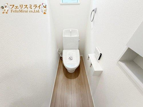 LiGNAGE　神戸市北区広陵町２丁目　１棟のトイレ|■現地写真■
節水ウォシュレット♪便ふたオート開閉で清潔＆快適です♪節水機能もありお掃除楽々凸凹も少ないです♪