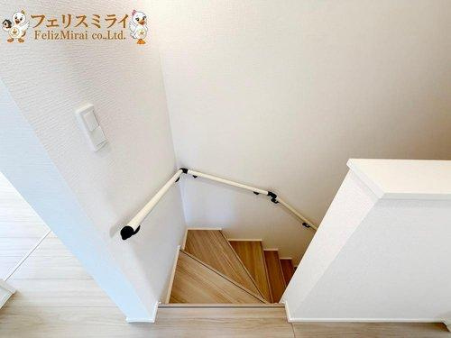 LiGNAGE　神戸市北区広陵町２丁目　１棟の内装|■現地写真■
家族に優しい手すり付き階段♪手すりには安全のほかにも身体への負担の軽減という大きな役割があります♪