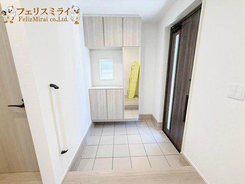 LiGNAGE　神戸市北区広陵町２丁目　１棟の玄関|■現地写真■
たっぷり収納できるシューズボックス♪
玄関横には大容量のクローゼットが御座います♪