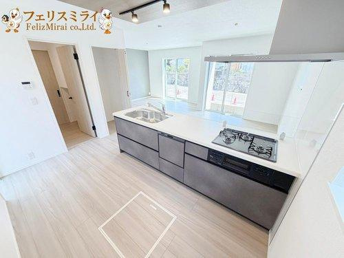 LiGNAGE　神戸市北区広陵町２丁目　１棟のキッチン|■現地写真■
食洗器完備の広々キッチン♪