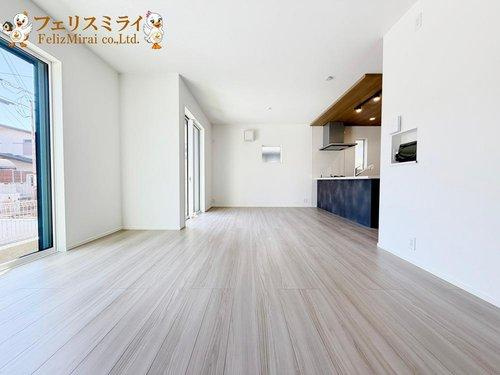 LiGNAGE　神戸市北区広陵町２丁目　１棟の居間・リビング|■現地写真■
明るいリビング♪
ペアガラスなので防音・断熱もばっちりです♪