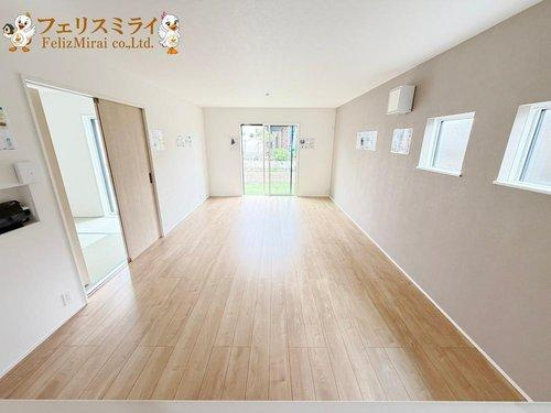 LiGNAGE　神戸市北区広陵町１丁目　１棟の居間・リビング|■現地写真■
大変明るいリビングです♪