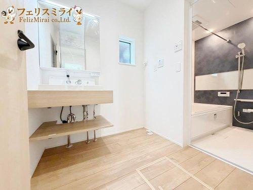 LiGNAGE　神戸市北区広陵町１丁目　１棟の洗面所|■現地写真■
造作風の洗面化粧台◎