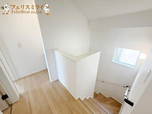 LiGNAGE　神戸市北区広陵町１丁目　１棟の内装|■現地写真■
家族に優しい手すり付き階段♪手すりには安全のほかにも身体への負担の軽減という大きな役割があります♪