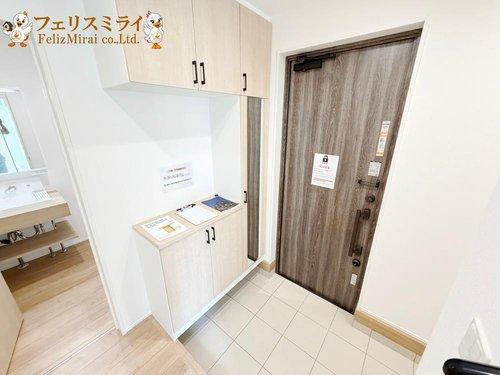 LiGNAGE　神戸市北区広陵町１丁目　１棟の玄関|■現地写真■
たっぷり収納できるシューズボックス♪
玄関横には大容量のクローゼットが御座います♪