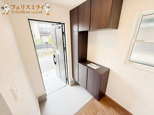 First Town　神戸市北区広陵町第２４　１棟の玄関|■現地写真■
たっぷり収納できるシューズボックス♪
玄関横には大容量のクローゼットが御座います♪