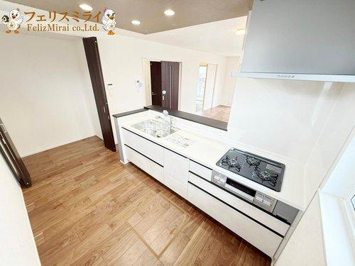 First Town　神戸市北区広陵町第２４　１棟のキッチン|■現地写真■
天板が広いキッチン♪
お料理が捗ります♪