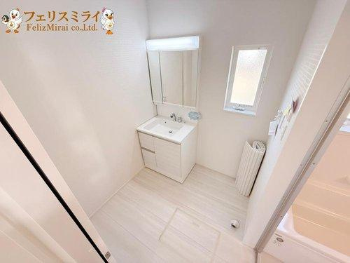 First Town　神戸市北区鈴蘭台北町第１２　全３棟の洗面所|■現地写真・３号棟■
三面鏡の洗面化粧台！
鏡の後ろは収納スペースになっております◎