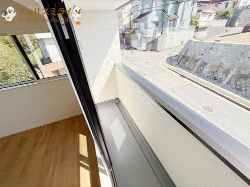 First Town　神戸市北区鈴蘭台北町第１２　全３棟のバルコニー|■現地写真・３号棟■
日当たり良好のバルコニーで家族の洗濯物がたくさんほせます♪