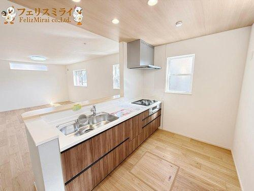 First Town　神戸市北区鈴蘭台北町第１２　全３棟のキッチン|■現地写真・３号棟■
天板が広いキッチン♪
お料理が捗ります♪