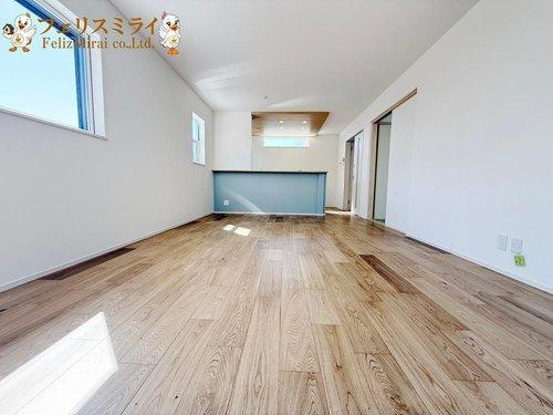 First Town　神戸市北区鈴蘭台北町第１２　全３棟の居間・リビング|■現地写真・３号棟■
LDK広々１８帖！！
窓が多く、大変明るいです◎