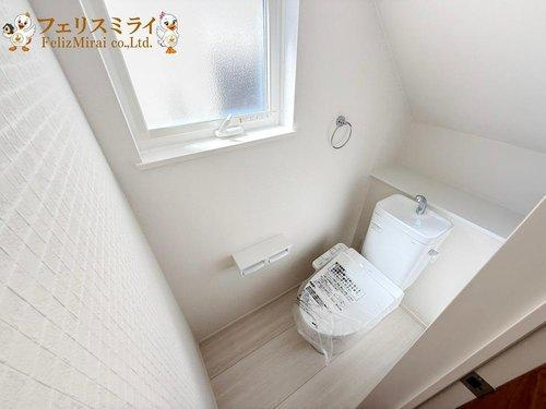 First Town　神戸市北区鈴蘭台北町第１２　全３棟のトイレ|■現地写真・３号棟■
節水ウォシュレット♪便ふたオート開閉で清潔＆快適です♪節水機能もありお掃除楽々凸凹も少ないです♪
