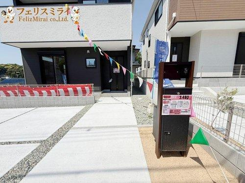 First Town　神戸市北区鈴蘭台北町第１２　全３棟の玄関|■現地写真・１号棟■
宅配ボックス完備◎
玄関ドアはかざして開く、スマートドア♪