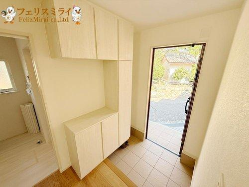 First Town　神戸市北区鈴蘭台北町第１２　全３棟の玄関|■現地写真・３号棟■
たっぷり収納できるシューズボックス♪
玄関横には大容量のクローゼットが御座います♪