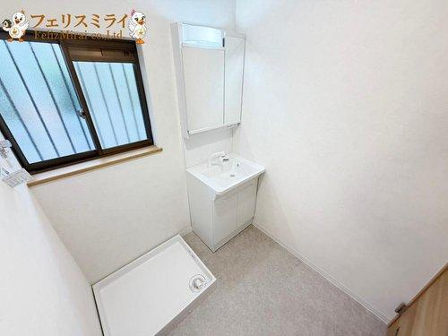 神戸市垂水区朝谷町１１-５の洗面所|■現地写真■
新調済みの洗面化粧台♪
収納棚を置けるスペースがたっぷりあります♪