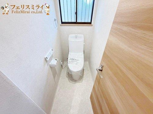 神戸市垂水区朝谷町１１-５のトイレ|■現地写真■
節水ウォシュレット♪便ふたオート開閉で清潔＆快適です♪節水機能もありお掃除楽々凸凹も少ないです♪