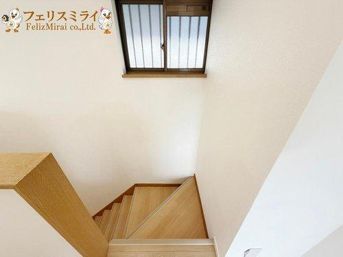 神戸市垂水区朝谷町１１-５の内装|■現地写真■
大変明るい階段♪