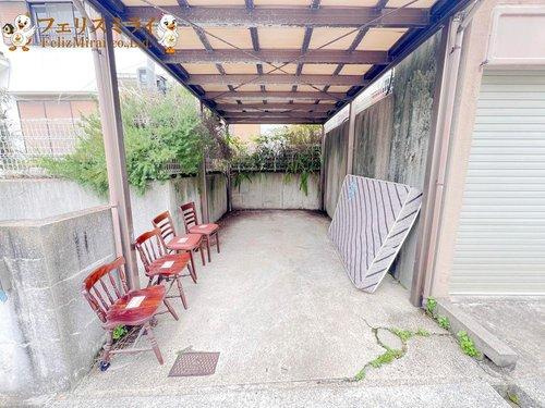 神戸市垂水区朝谷町１１-５の駐車場|■現地写真■
お車はゆったり１台止められます♪
屋根付きでお車も汚れにくい。