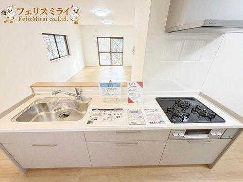 神戸市垂水区朝谷町１１-５のキッチン|■現地写真■
天板の広いキッチン♪