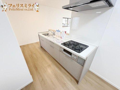 神戸市垂水区朝谷町１１-５のキッチン|■現地写真■
新調したキッチン♪広いスペースで調理も楽しくできます◎●