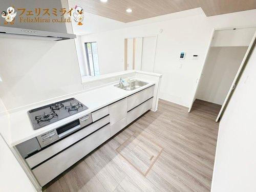 Grafare　神戸市北区惣山町　１棟のキッチン|■現地写真■
キッチンの横にはパントリーが御座います♪