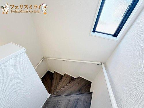 Grafare　神戸市北区惣山町　１棟の内装|■現地写真■
家族に優しい手すり付き階段♪手すりには安全のほかにも身体への負担の軽減という大きな役割があります♪