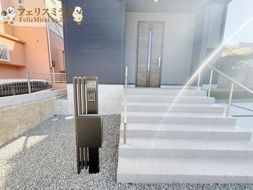 Grafare　神戸市北区惣山町　１棟の玄関|■現地写真■
スマートキー対応の玄関ドア♪