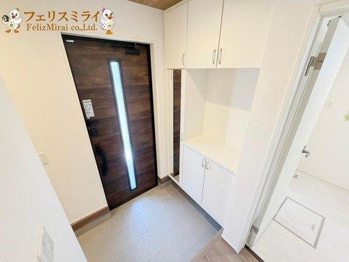 Grafare　神戸市北区惣山町　１棟の玄関|■現地写真■
たっぷり収納できるシューズボックス♪