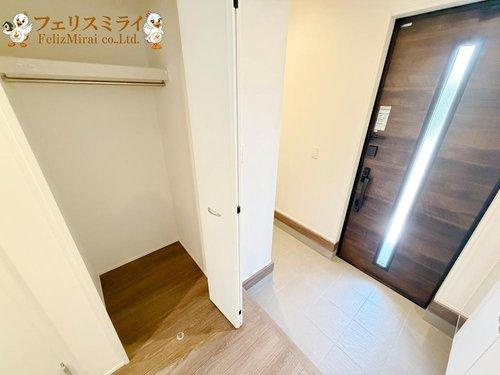 Grafare　神戸市北区惣山町　１棟の玄関|■現地写真■
玄関回りも収納スペースが充実♪
